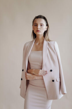 Veste rose poudrée